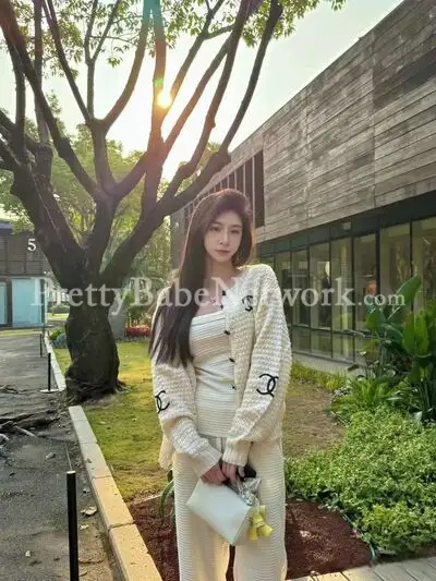 Cute Chinese Escort Girl Fang For Exotic Experiences